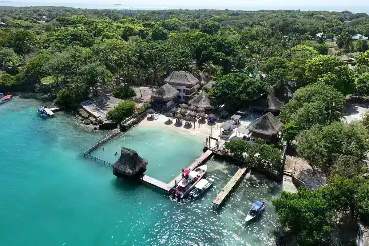 Vista aérea de Isla del Sol en el Parque Nacional Corales del Rosario