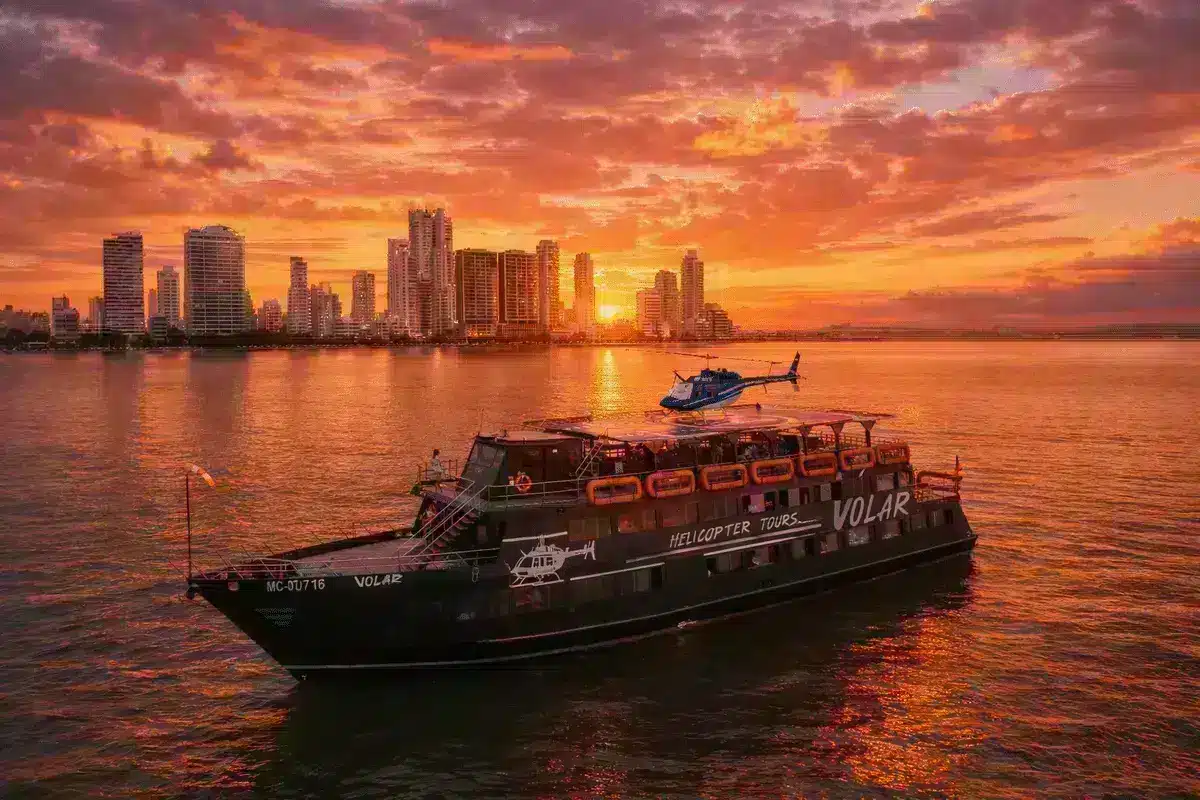 Tour nocturno en barco por la bahía de Cartagena con luces panorámicas